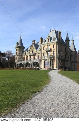 Thun, Switzerland- Nov 13, 2015: Schloss Schadau And Garden On Nov 13, 2015 In Thun, Switzerland. It