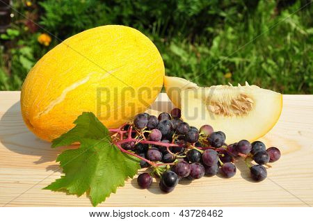 Melone und Trauben.