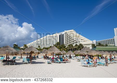 Cancun, Mexico - Jan. 20, 2020: Iberostar Selection Cancun Hotel And People On The Beach, Cancun, Qu