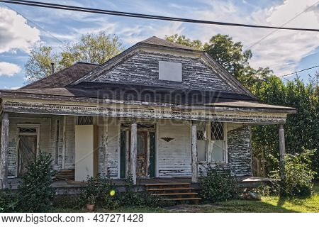 Augusta, Ga Usa - 10 10 21: Old Abandoned Run Down Dilapidated Urban House In Georgia
