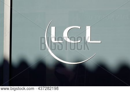 Bordeaux , Aquitaine  France - 10 15 2021 : Lcl Brand Logo Sign And Text On French Building Of Bank 