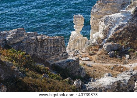 Deniz kıyısında egzotik kayalar ile