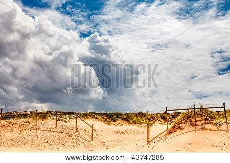 Hvide skyer over Guincho-stranden i Cascais i nærheden af Lissabon, Portugal