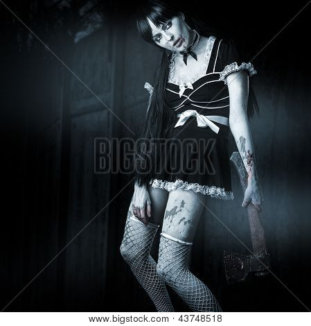 Femmina Sexy Zombie con ascia insanguinata