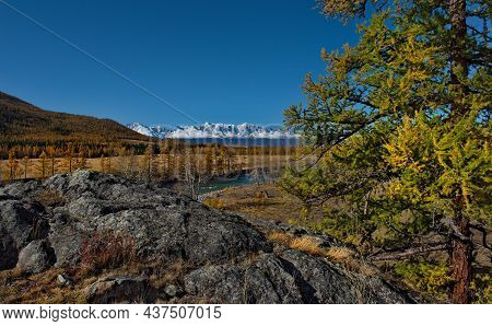 Russia. The South Of Western Siberia, The Altai Mountains. Autumn On The Chuya River At The Foot Of 