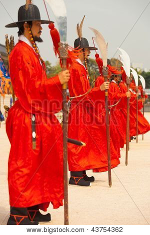 Rivin sotilaiden punainen Spears Gyeongbokgung palatsi