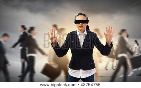 Podnikatelka v pásku mezi skupinu lidí