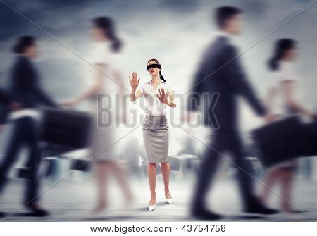 Podnikatelka v pásku mezi skupinu lidí