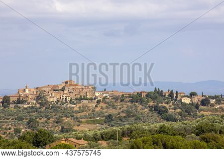 San Quirico D' Orcia (si), Italy - August 05, 2021: Typical Scenary In Val D' Orcia, Tuscany, Italy