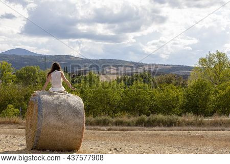 Val D\' Orcia (si), Italy - August 05, 2021: Typical Landscape In Val D\' Orcia, Tuscany, Italy