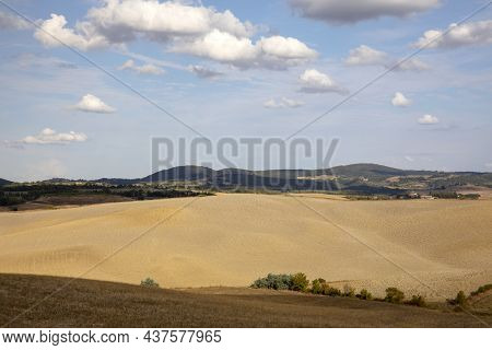 Val D' Orcia (si), Italy - August 05, 2021: Typical Landscape In Val D' Orcia, Tuscany, Italy