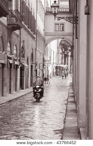 Lungarno Degli Acciaiuoli Street a Firenze, Italia