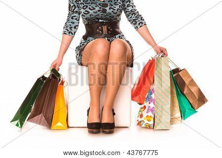 ขาผู้หญิงใน highheels มีหลายถุง แหล่งช้อปปิ้งแนวคิด