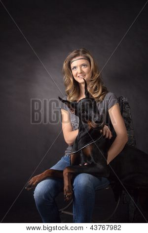 Donna con cane Dobermann