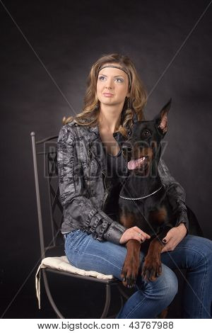 Donna con cane Dobermann
