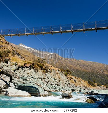 สะพานแขวนข้ามสูงกว่าแม่น้ำน้ำแข็งนิวซีแลนด์