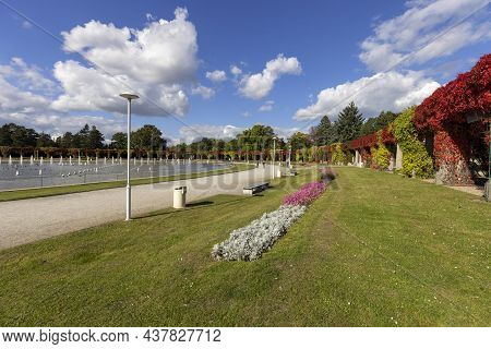 Wroclaw, Poland - September 30, 2021: Szczytnicki Park And Wroclaw Pergola With Colorful Leaves Of V