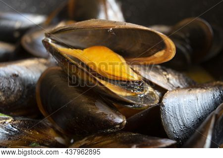 Steamed Mussels With Pepper Or Impepata Di Cozze