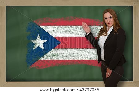 Učitel ukazuje vlajky Ofpuertorico na tabuli pro prezentaci Marketing a reklama turistické