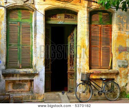 Una vecchia casa di Hanoi con la bicicletta
