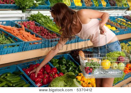 Série - jovem comprando vegetais de compras