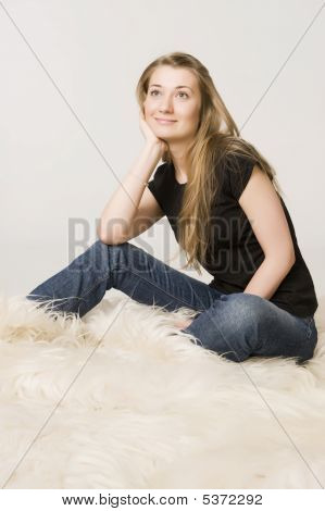 junges Mädchen sitzt