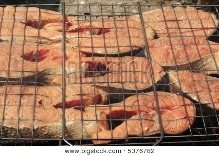Grillező, egy piros hal elkészítése előtt