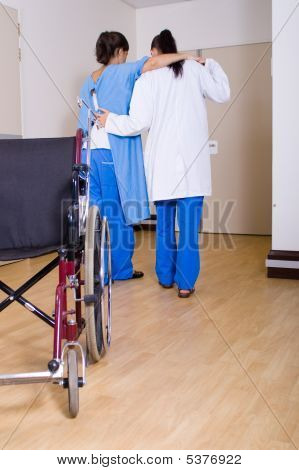 แพทย์ช่วยผู้ป่วย