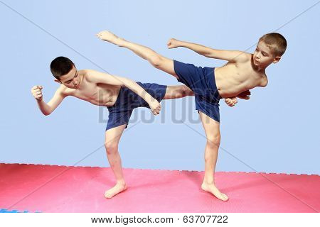 Blows legs are training two athletes in shorts
