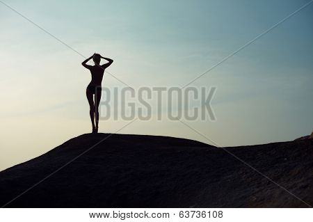 Figure of a girl in contre at sunset on the sea
