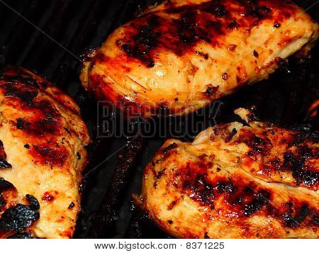 Čerstvé grilované kuřecí prsa na grilu