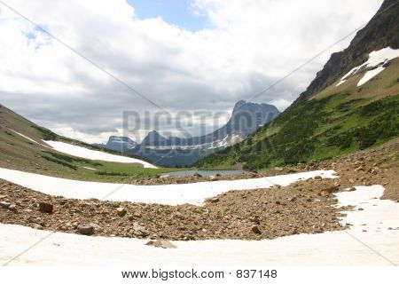 malebné veiw hory, jezera a sníh