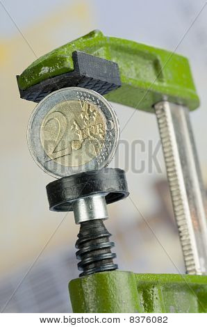 Euro in un morsetto