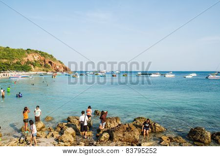 Pattaya, Thailand - January 1, 2015:  Tourists Playing At Beach, In Ko Lan ( Larn Island ) On Januar