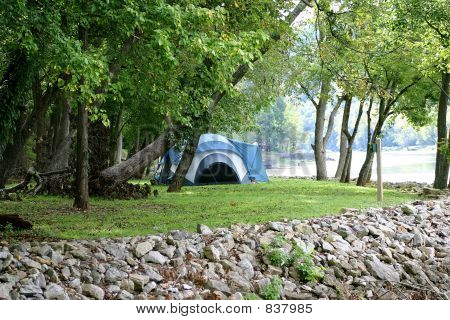 Camping sur la rivière