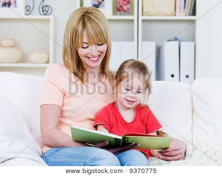 Mutter mit Tochter, die das Buch zu lesen