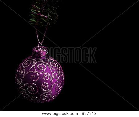 Fialový Chritmas míč s zlatým zdobením