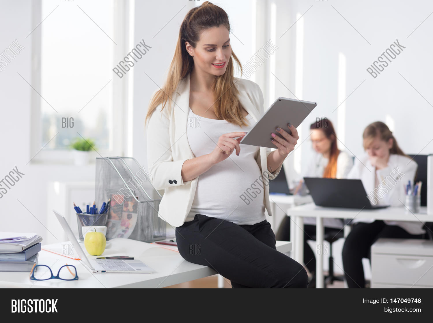 Трудовой кодекс по беременности. Куда можно устроиться беременной на работу официально. Руководитель как мама. Беременные женщины в офисе. Беременная в офисе.