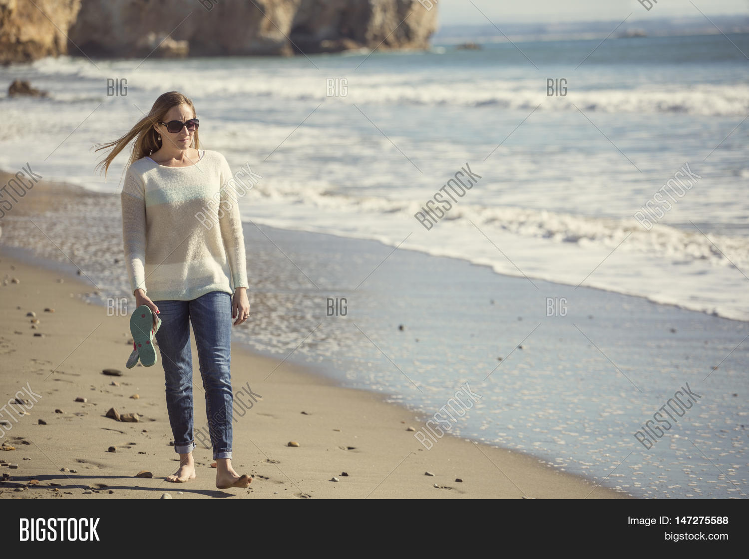 Beach walk relax. A relaxed walk. Девочка в кроссовках. Прогулка в лесу. Кроссовки на дороге валяются.