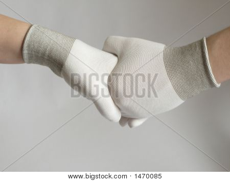 Maschio e femmina Handshake con guanti