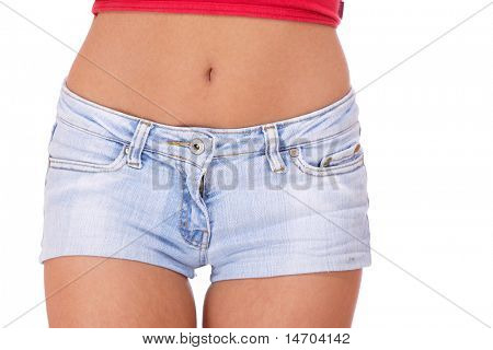 jovem mulher em estúdio de shorts jeans branco
