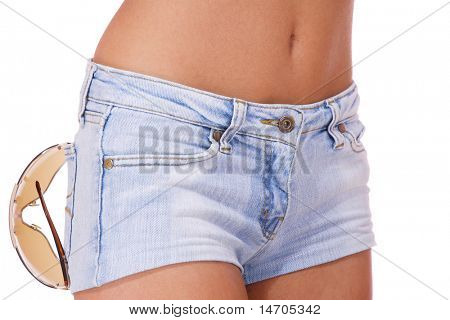 jovem mulher em estúdio de shorts jeans branco