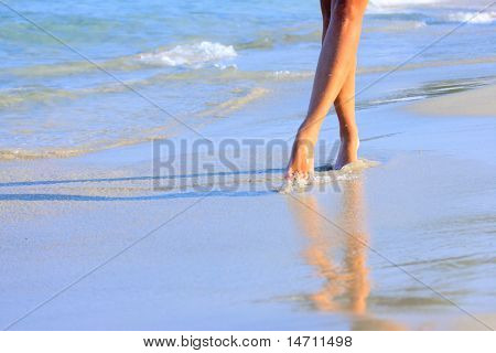 belle gambe di una bella ragazza camminare in acqua