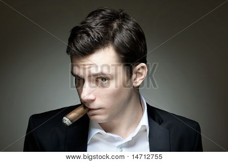 Skeptický mladý muž