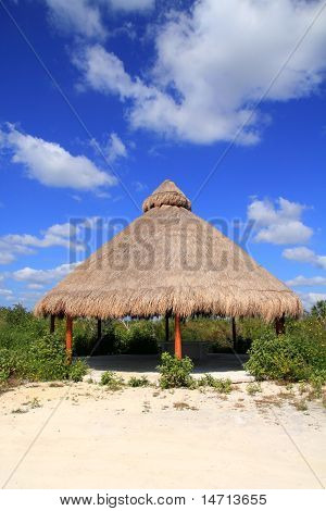 Střešní okno velké Palapa chýše v Mexiku Jungle