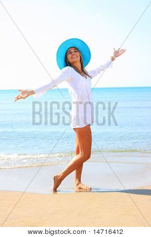 Světlé fotografie krásného modelu relaxaci na pláži