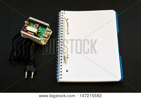 Electronic device with a notebook with empty space and a pen next to him