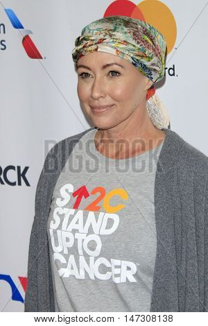 LOS ANGELES - SEP 9:  Shannen Doherty at the 5th Biennial Stand Up To Cancer at the Walt Disney Concert Hall on September 9, 2016 in Los Angeles, CA