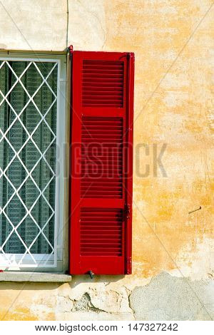 Red Window  Varano Borghi  Italy  Tent Grate