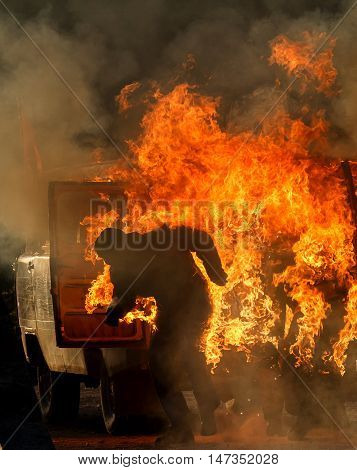 Tryukachi jump out of the burning car set on fire